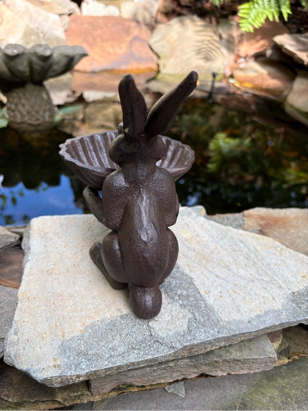 Cast Iron Rabbit Holding Shell Dish Birdfeeder Decor - Picture 3 of 3